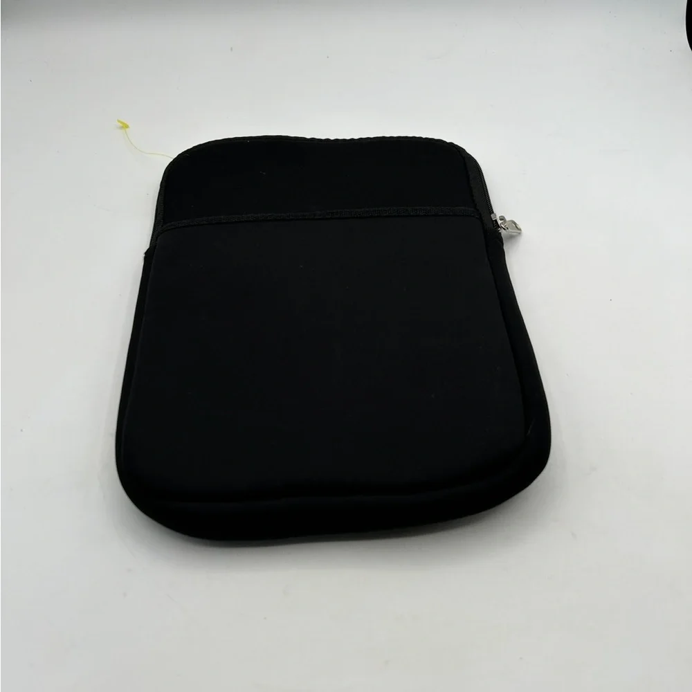 Warner Bros. Hogwarts Alumni Tablet Sleeve - Black and Gold with Hogwarts crest - Picture 2 of 5